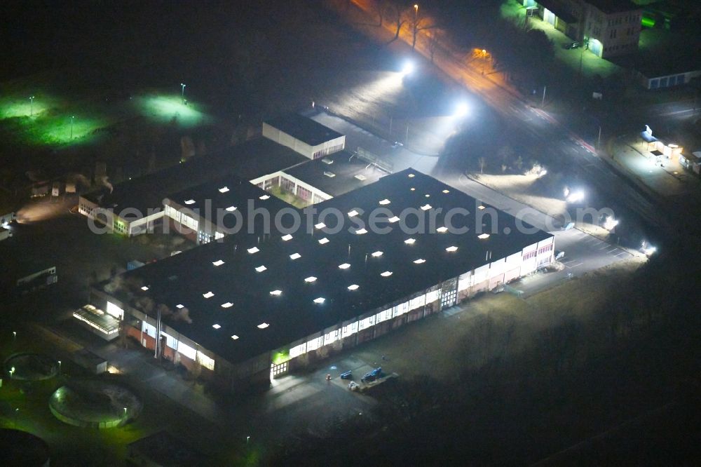 Fürstenwalde/Spree at night from above - Night lighting Building and production halls on the premises of of Berendsen GmbH Nordost on Lindenstrasse in Fuerstenwalde/Spree in the state Brandenburg, Germany