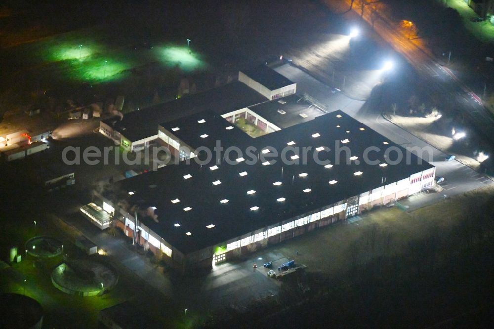 Fürstenwalde/Spree at night from the bird perspective: Night lighting Building and production halls on the premises of of Berendsen GmbH Nordost on Lindenstrasse in Fuerstenwalde/Spree in the state Brandenburg, Germany