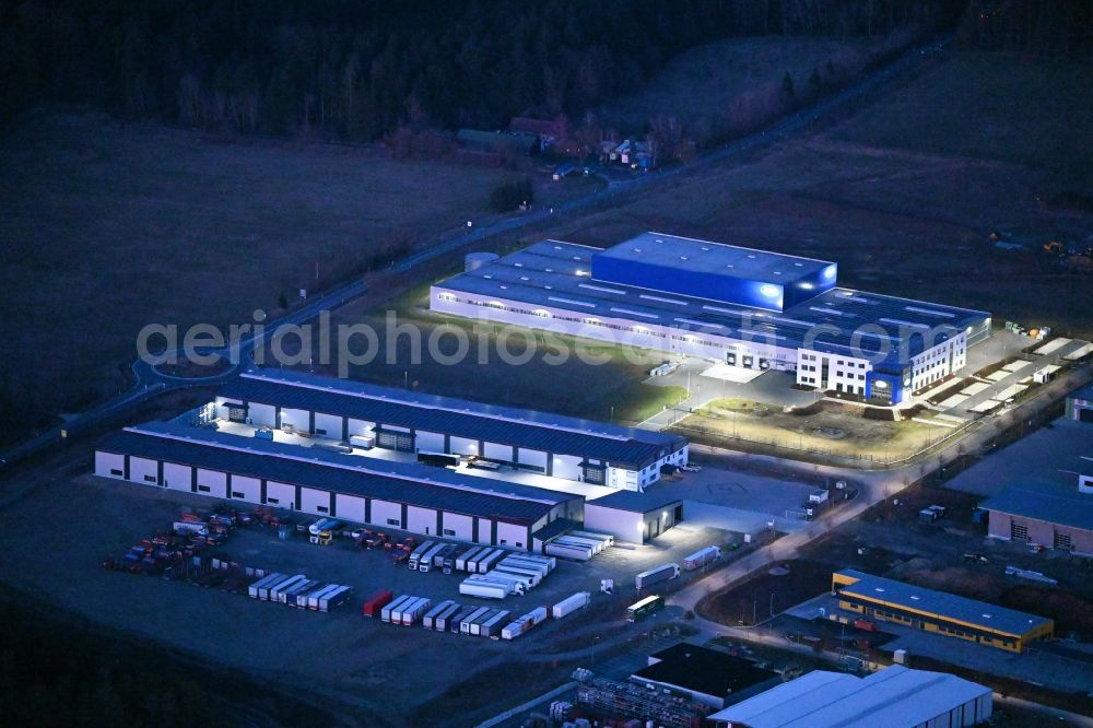 Aerial photograph at night Meiningen - Night lighting building and production halls on the premises of Feilmeier AG in Meiningen in the state Thuringia, Germany