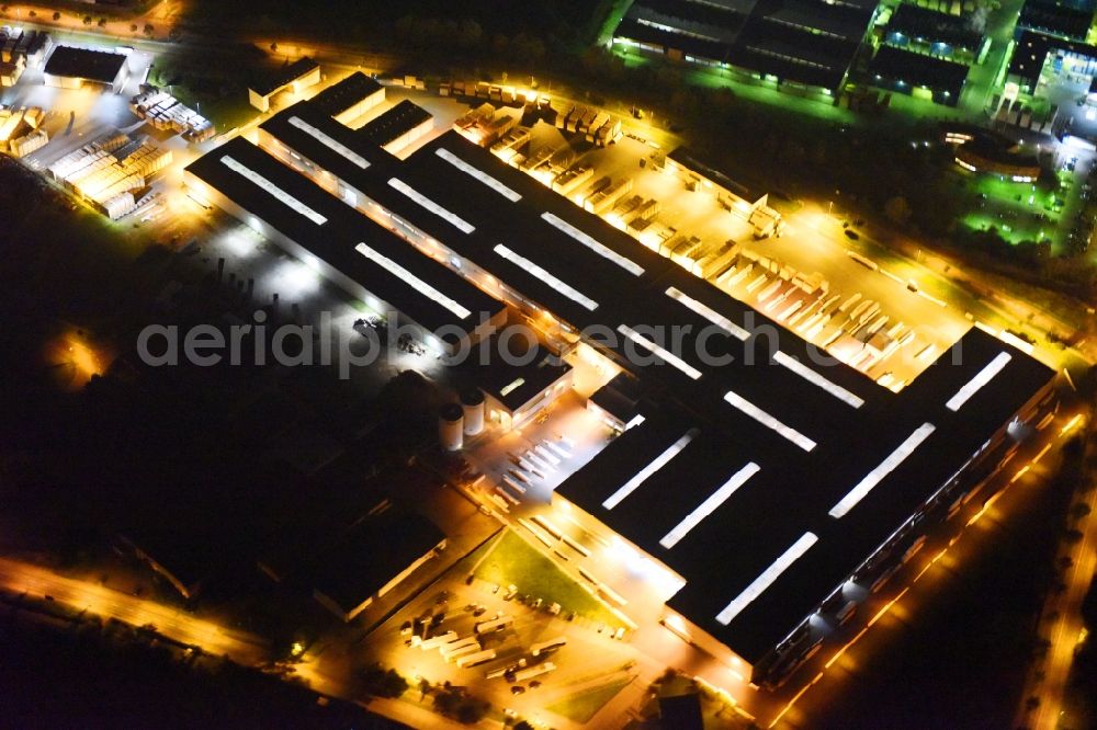 Aerial image at night Wismar - Night lighting Building and production halls on the premises of of Huettemann Wismar GmbH & Co.KG Am Torney in Wismar in the state Mecklenburg - Western Pomerania, Germany