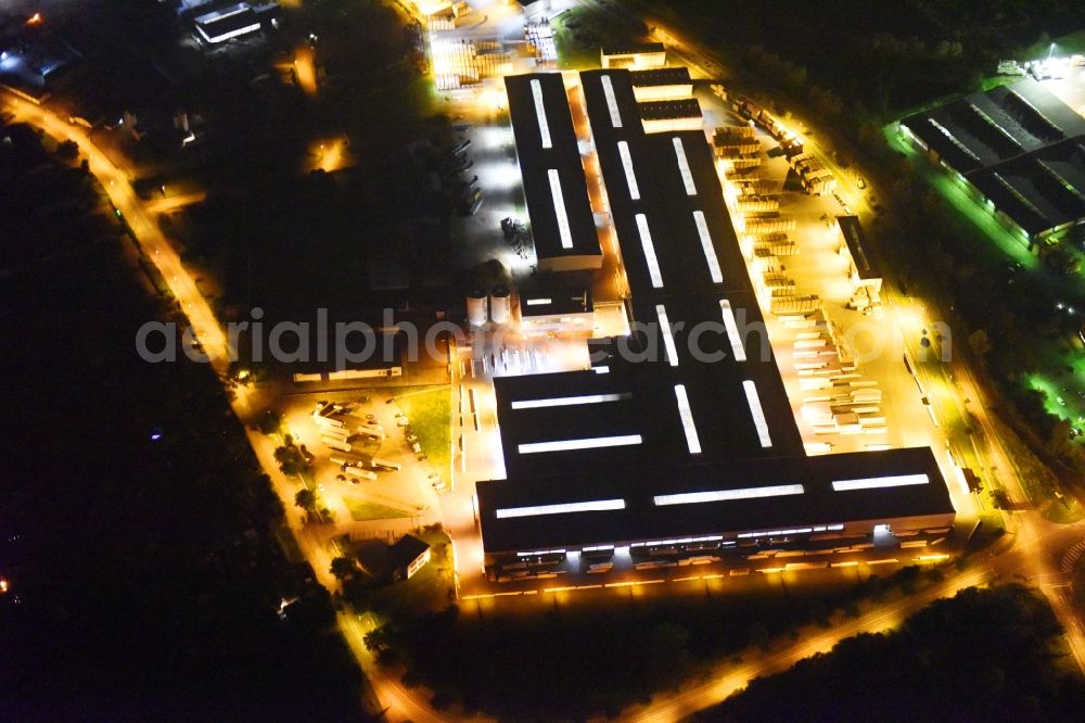 Aerial image at night Wismar - Night lighting Building and production halls on the premises of of Huettemann Wismar GmbH & Co.KG Am Torney in Wismar in the state Mecklenburg - Western Pomerania, Germany