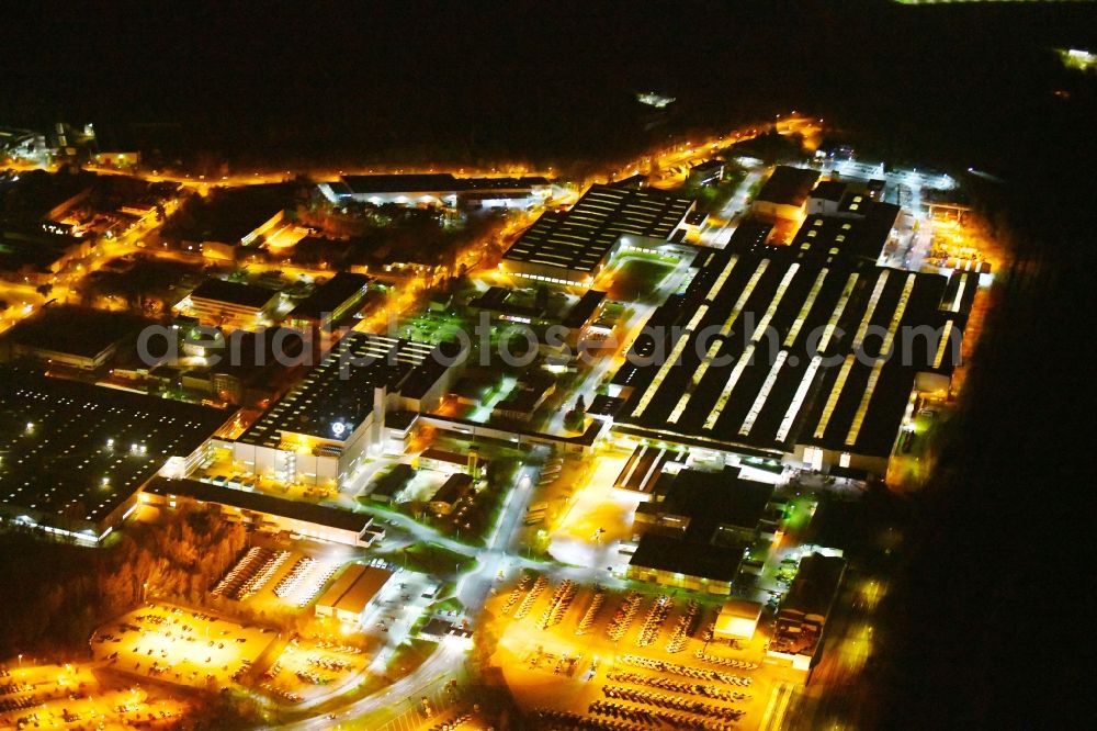 Ludwigsfelde at night from the bird perspective: Night lighting Building and production halls on the premises of of Mercedes-Benz Ludwigsfelde GmbH in the district Kleinbeeren in Ludwigsfelde in the state Brandenburg, Germany