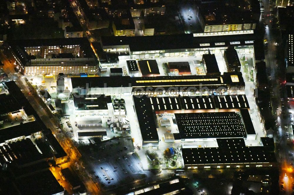 Berlin at night from the bird perspective: Night lighting Building and production halls on the premises of of Siemens AG Sector Energy on Huttenstrasse in the district Moabit in Berlin, Germany