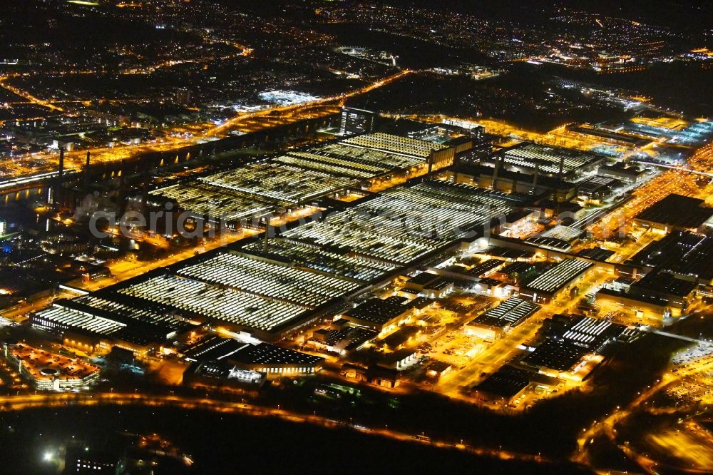 Wolfsburg at night from above - Night lighting Production halls on the premises of of VW VOLKSWAGEN AG in Wolfsburg in the state Lower Saxony, Germany