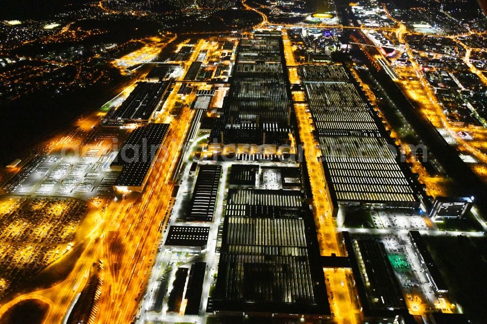 Wolfsburg at night from the bird perspective: Night lighting Production halls on the premises of of VW VOLKSWAGEN AG in Wolfsburg in the state Lower Saxony, Germany