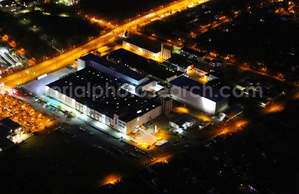 Erfurt at night from the bird perspective: Night lighting Building and production halls on the premises of of DMK Deutsches Milchkontor GmbH and of Milchwerke Thueringen GmbH in the district Kraempfervorstadt in Erfurt in the state Thuringia, Germany