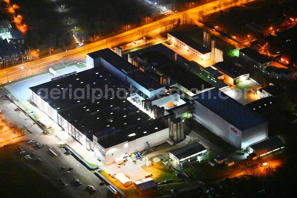 Aerial photograph at night Erfurt - Night lighting buildings and production halls on the factory premises of DMK Deutsches Milchkontor GmbH and Milchwerke Thueringen GmbH in the district of Kriegervorstadt in Erfurt in the state of Thuringia, Germany