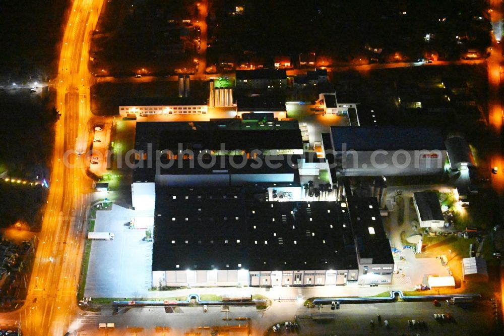 Aerial photograph at night Erfurt - Night lighting buildings and production halls on the factory premises of DMK Deutsches Milchkontor GmbH and Milchwerke Thueringen GmbH in the district of Kriegervorstadt in Erfurt in the state of Thuringia, Germany