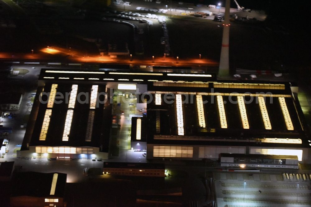 Aerial image at night Magdeburg - Night lighting premises of the wind turbine manufacturer ENERCON GmbH in Magdeburg in Saxony-Anhalt