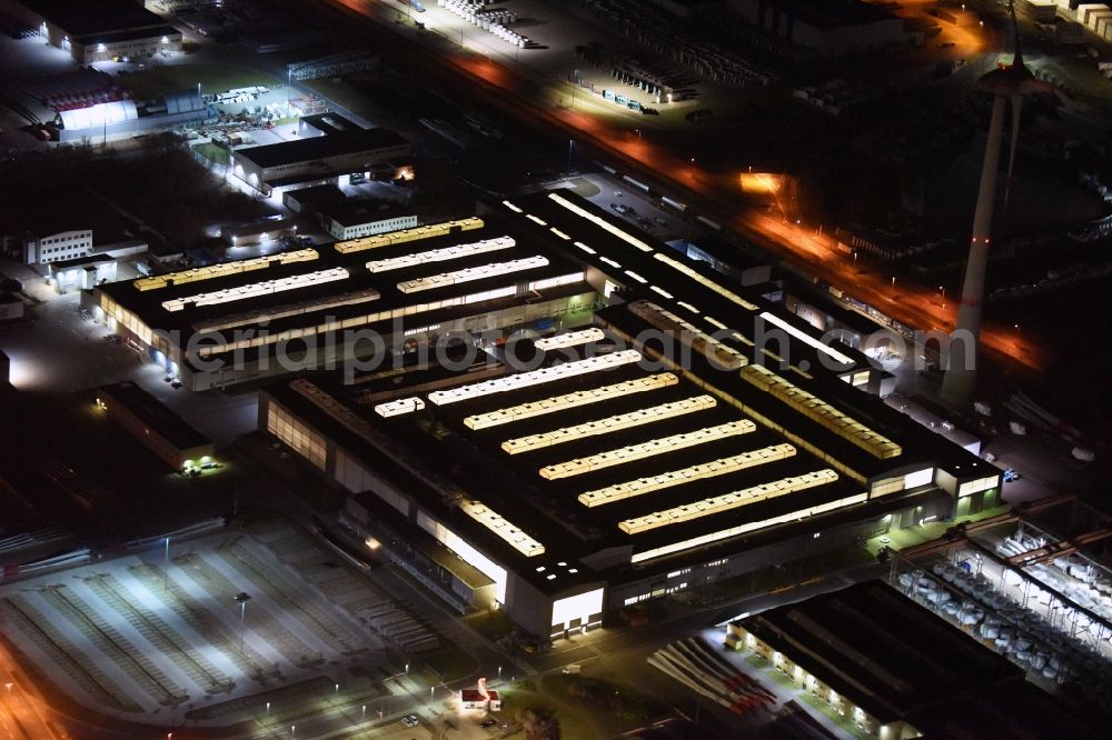 Aerial image at night Magdeburg - Night lighting premises of the wind turbine manufacturer ENERCON GmbH in Magdeburg in Saxony-Anhalt