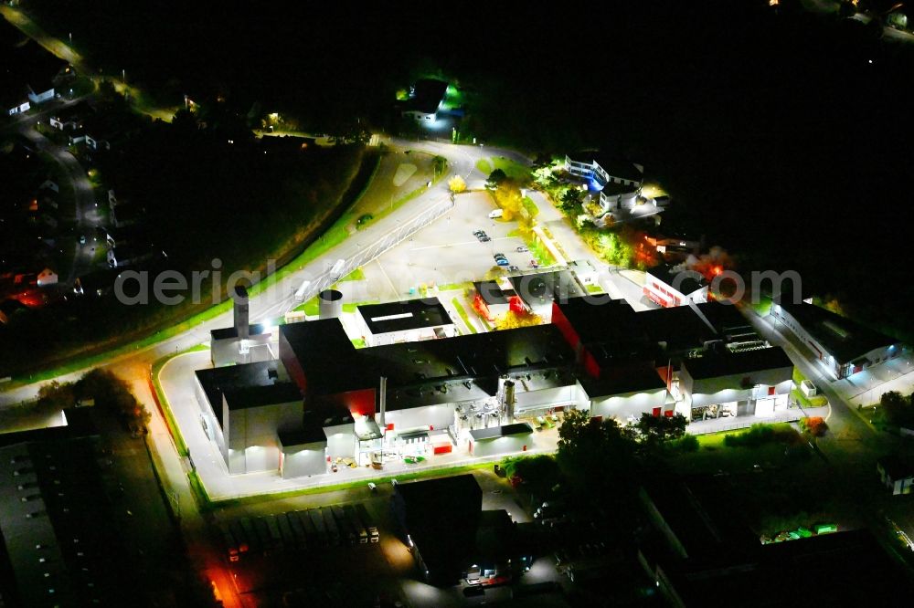 Aerial image at night Bexbach - Night lighting building and production halls on the premises Fuchs & Hoffmann Kakaoprodukte GmbH in Bexbach in the state Saarland, Germany