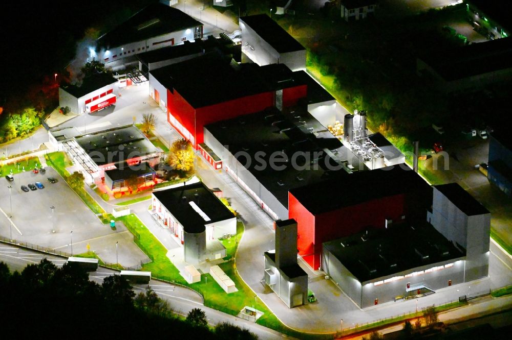 Bexbach at night from above - Night lighting building and production halls on the premises Fuchs & Hoffmann Kakaoprodukte GmbH in Bexbach in the state Saarland, Germany