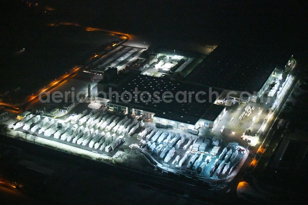 Tanna at night from the bird perspective: Night lighting Building and production halls on the premises GEALAN Tanna Fenster-Systeme GmbH in Industriegebiet Kapelle in Tanna in the state Thuringia, Germany