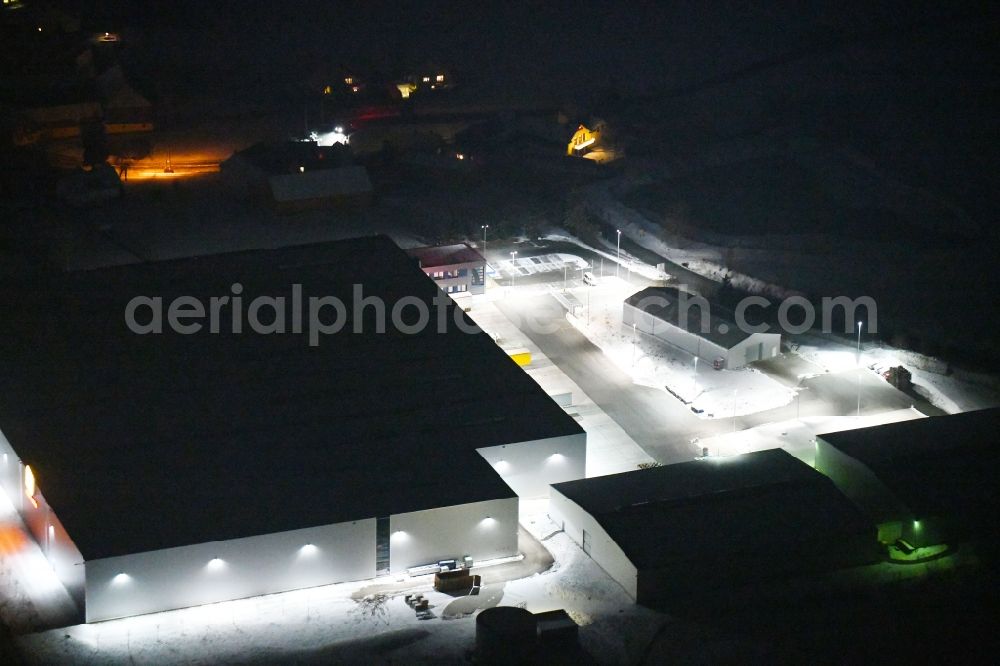 Tanna at night from the bird perspective: Night lighting Building and production halls on the premises of Geis Industrie-Service GmbH in the district Seubtendorf in Tanna in the state Thuringia, Germany