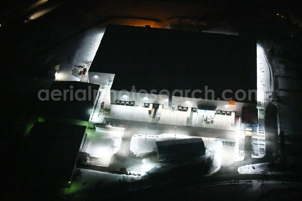 Tanna at night from the bird perspective: Night lighting Building and production halls on the premises of Geis Industrie-Service GmbH in the district Seubtendorf in Tanna in the state Thuringia, Germany