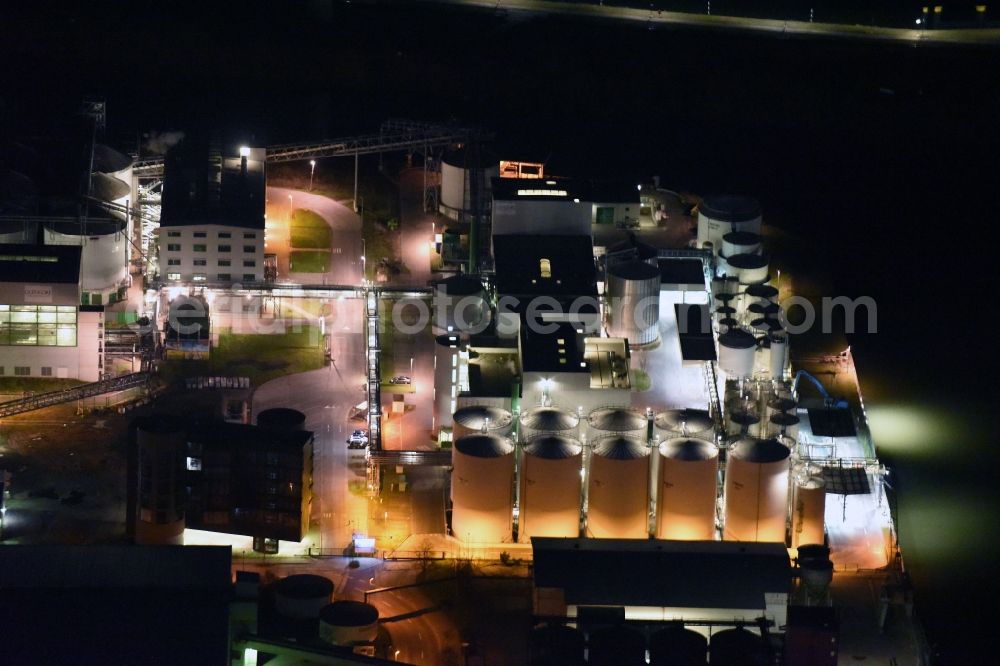 Aerial image at night Magdeburg - Night lighting Building and production halls on the premises of GLENCORE Magdeburg GmbH Am Hansehafen in the district Gewerbegebiet Nord in Magdeburg in the state Saxony-Anhalt