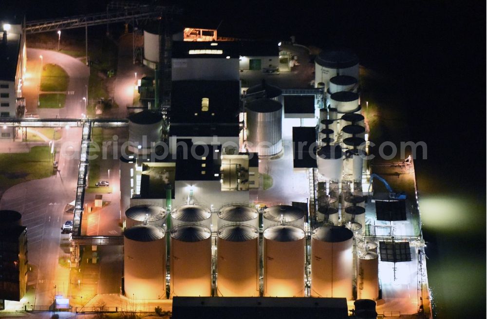 Magdeburg at night from above - Night lighting Building and production halls on the premises of GLENCORE Magdeburg GmbH Am Hansehafen in the district Gewerbegebiet Nord in Magdeburg in the state Saxony-Anhalt