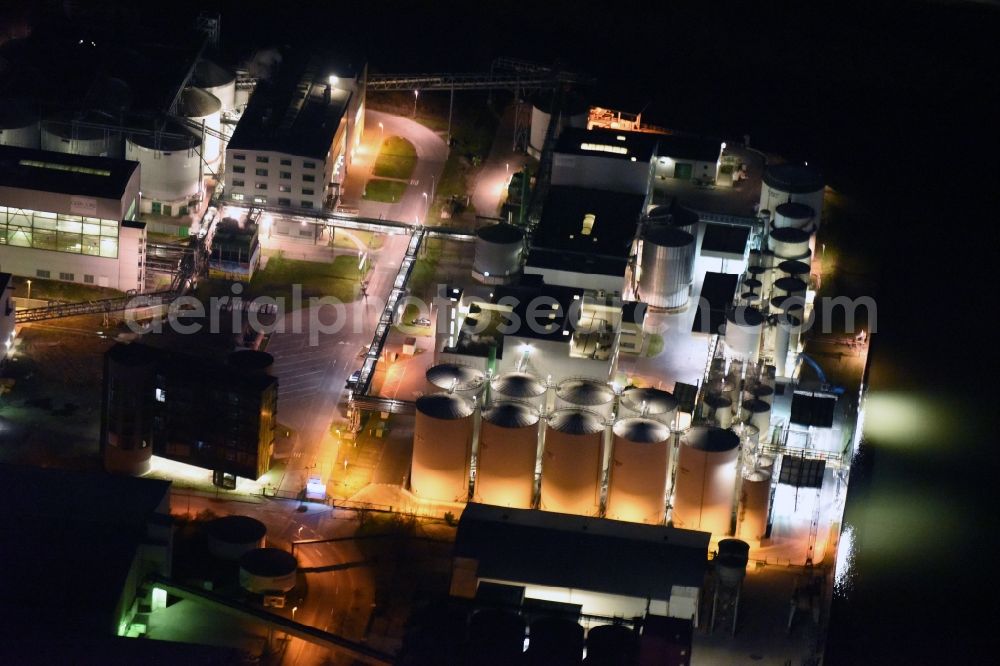 Magdeburg at night from the bird perspective: Night lighting Building and production halls on the premises of GLENCORE Magdeburg GmbH Am Hansehafen in the district Gewerbegebiet Nord in Magdeburg in the state Saxony-Anhalt