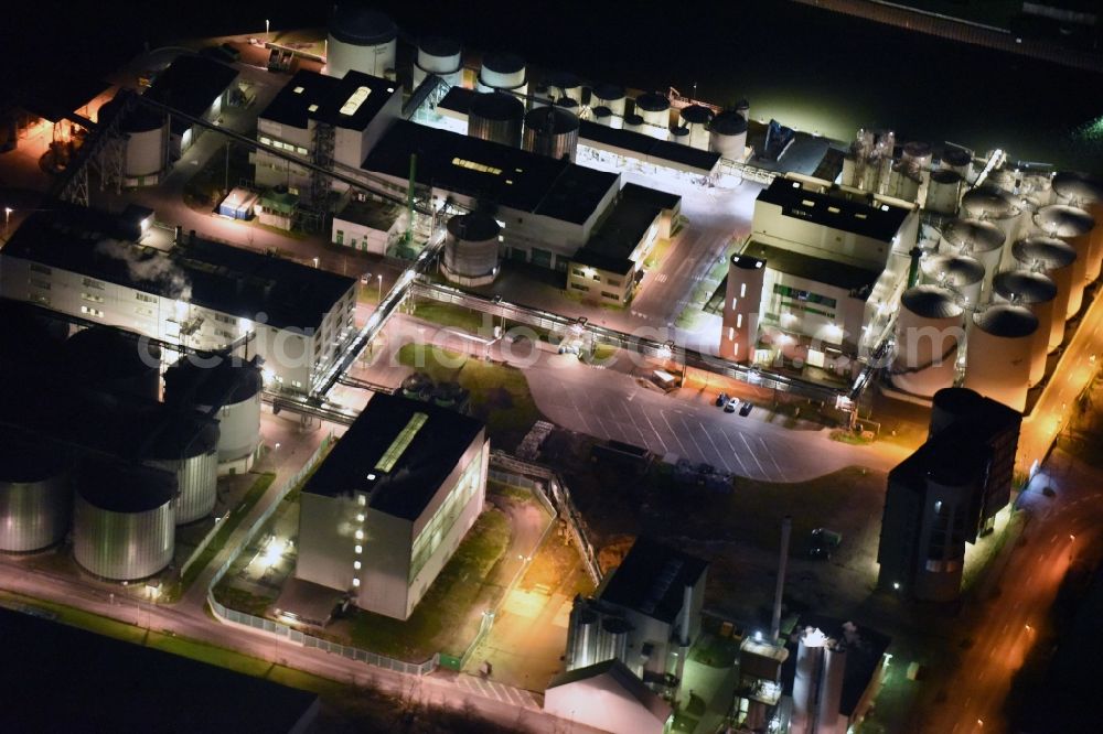 Aerial photograph at night Magdeburg - Night lighting Building and production halls on the premises of GLENCORE Magdeburg GmbH Am Hansehafen in the district Gewerbegebiet Nord in Magdeburg in the state Saxony-Anhalt