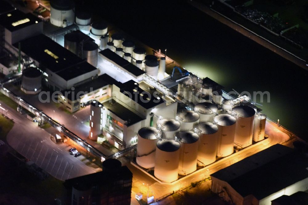 Aerial image at night Magdeburg - Night lighting Building and production halls on the premises of GLENCORE Magdeburg GmbH Am Hansehafen in the district Gewerbegebiet Nord in Magdeburg in the state Saxony-Anhalt