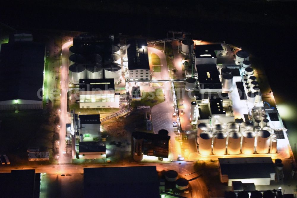 Magdeburg at night from above - Night lighting Building and production halls on the premises of GLENCORE Magdeburg GmbH Am Hansehafen in the district Gewerbegebiet Nord in Magdeburg in the state Saxony-Anhalt