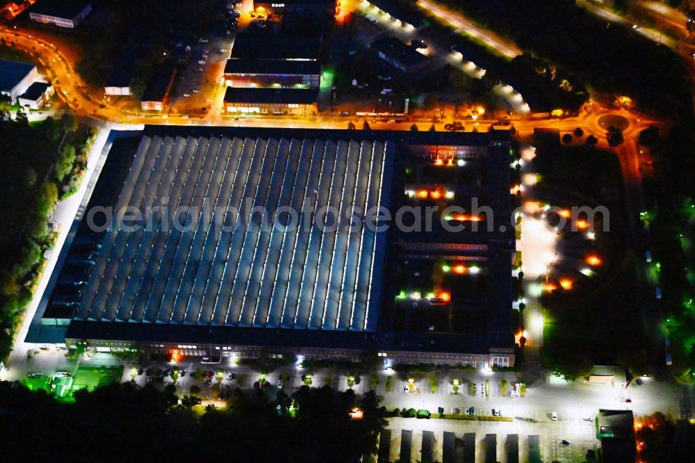 Aerial image at night Berlin - Night lighting building and production halls on the premises of HASSE & WREDE GmbH on Georg-Knorr-Strasse in the district Marzahn in Berlin, Germany