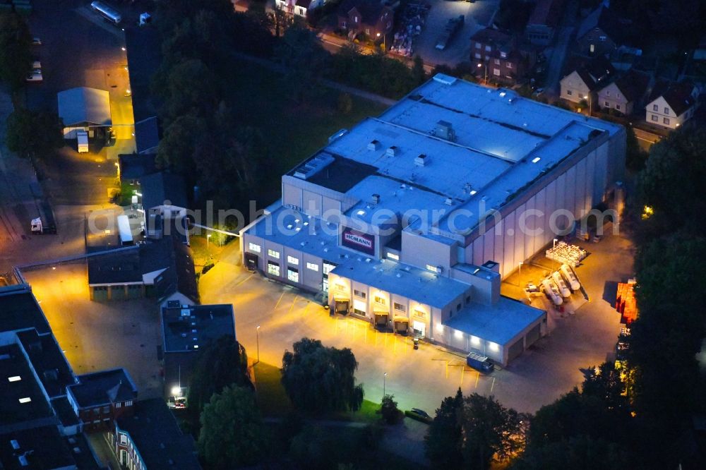 Aerial photograph at night Dissen am Teutoburger Wald - Night lighting Building and production halls on the premises of Homann Feinkost GmbH in Dissen am Teutoburger Wald in the state Lower Saxony, Germany