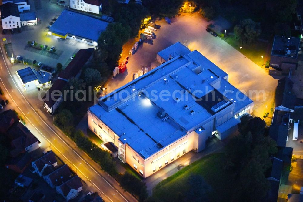 Aerial photograph at night Dissen am Teutoburger Wald - Night lighting Building and production halls on the premises of Homann Feinkost GmbH in Dissen am Teutoburger Wald in the state Lower Saxony, Germany