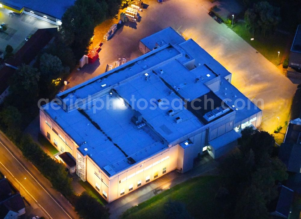 Aerial image at night Dissen am Teutoburger Wald - Night lighting Building and production halls on the premises of Homann Feinkost GmbH in Dissen am Teutoburger Wald in the state Lower Saxony, Germany