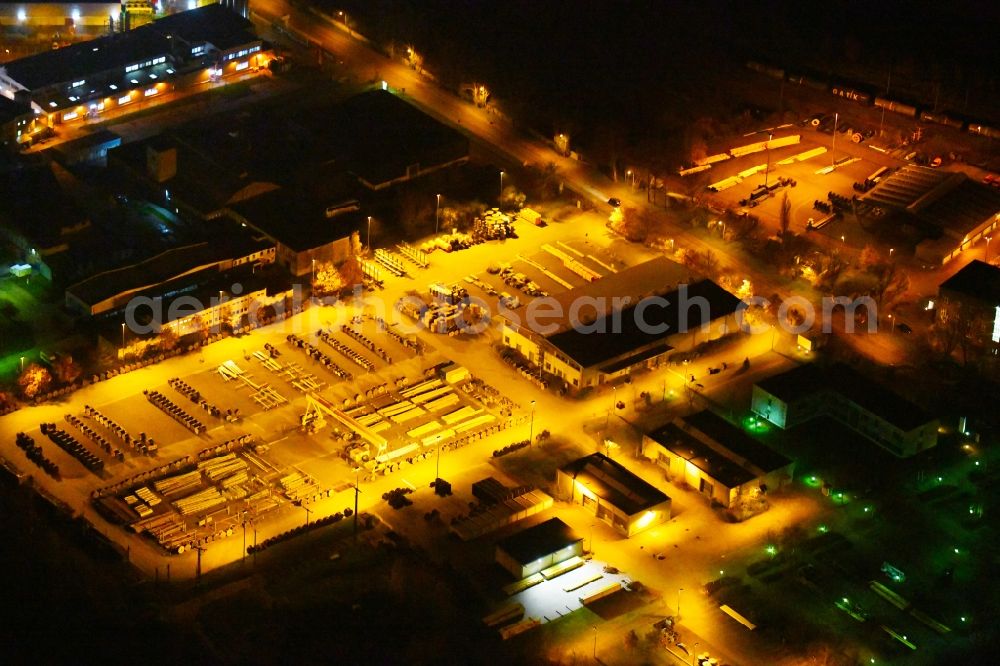 Aerial photograph at night Halle (Saale) - Night lighting Building and production halls on the premises of IMS - Anlagen- and Rohrleitungsmontagen GmbH on Brachwitzer Strasse in Halle (Saale) in the state Saxony-Anhalt, Germany