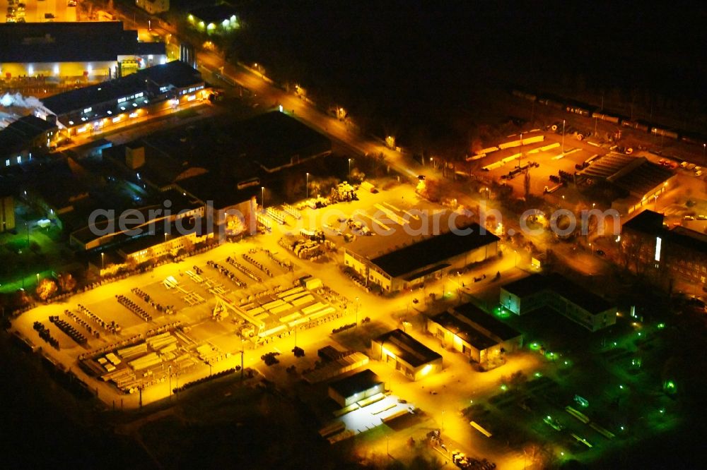 Aerial image at night Halle (Saale) - Night lighting Building and production halls on the premises of IMS - Anlagen- and Rohrleitungsmontagen GmbH on Brachwitzer Strasse in Halle (Saale) in the state Saxony-Anhalt, Germany