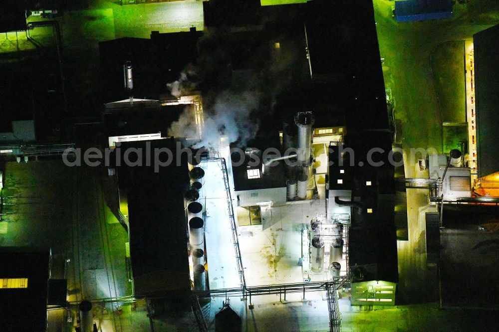 Kyritz at night from the bird perspective: Night lighting building and production halls on the premises of Kyritzer Staerke GmbH in Kyritz in the state Brandenburg, Germany