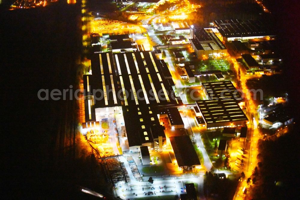 Ludwigsfelde at night from above - Night lighting Building and production halls on the premises of Mercedes-Benz Ludwigsfelde GmbH Zum Industriepark in Ludwigsfelde in the state Brandenburg, Germany