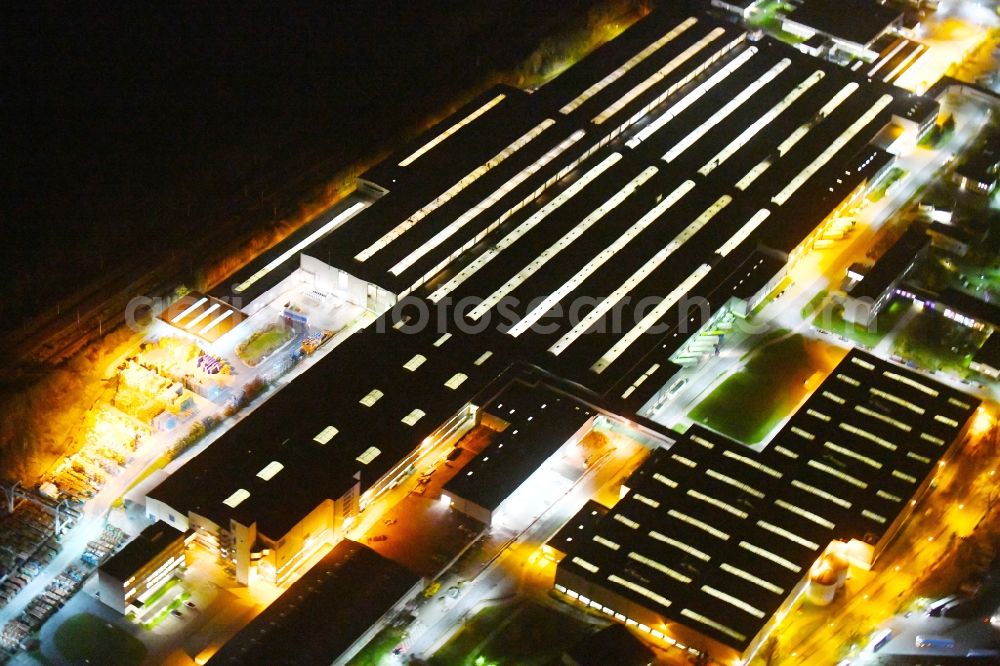 Ludwigsfelde at night from the bird perspective: Night lighting Building and production halls on the premises of Mercedes-Benz Ludwigsfelde GmbH Zum Industriepark in Ludwigsfelde in the state Brandenburg, Germany