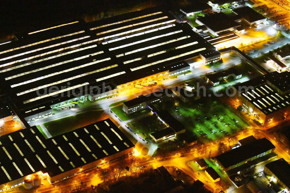 Aerial photograph at night Ludwigsfelde - Night lighting Building and production halls on the premises of Mercedes-Benz Ludwigsfelde GmbH Zum Industriepark in Ludwigsfelde in the state Brandenburg, Germany