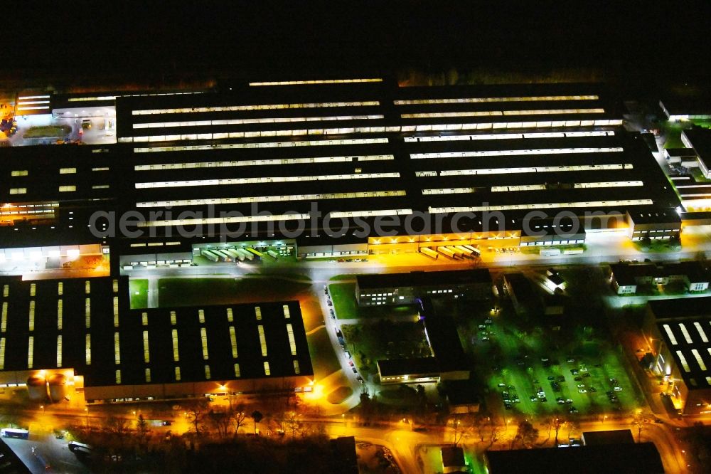 Ludwigsfelde at night from above - Night lighting Building and production halls on the premises of Mercedes-Benz Ludwigsfelde GmbH Zum Industriepark in Ludwigsfelde in the state Brandenburg, Germany