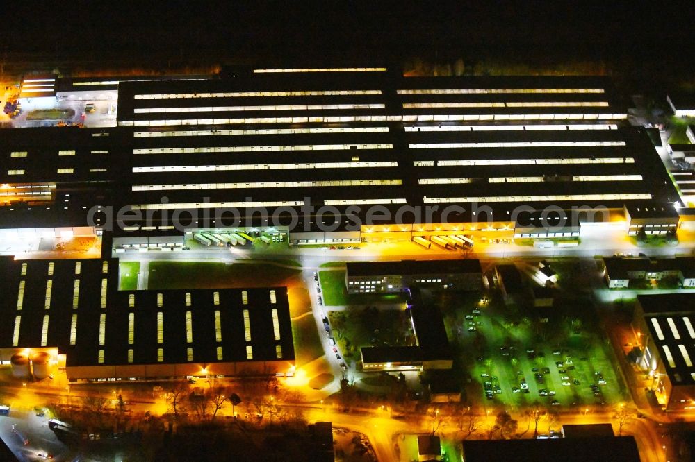 Ludwigsfelde at night from the bird perspective: Night lighting Building and production halls on the premises of Mercedes-Benz Ludwigsfelde GmbH Zum Industriepark in Ludwigsfelde in the state Brandenburg, Germany