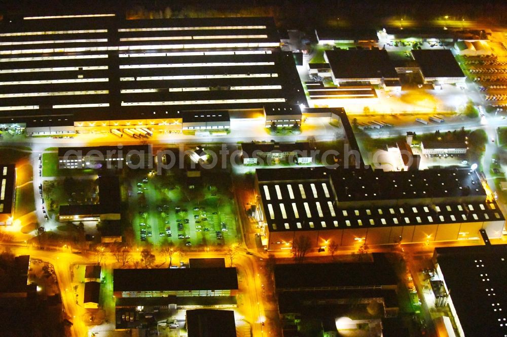 Aerial photograph at night Ludwigsfelde - Night lighting Building and production halls on the premises of Mercedes-Benz Ludwigsfelde GmbH Zum Industriepark in Ludwigsfelde in the state Brandenburg, Germany