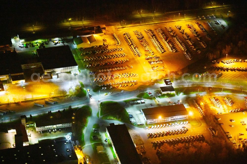 Aerial photograph at night Ludwigsfelde - Night lighting Building and production halls on the premises of Mercedes-Benz Ludwigsfelde GmbH Zum Industriepark in Ludwigsfelde in the state Brandenburg, Germany