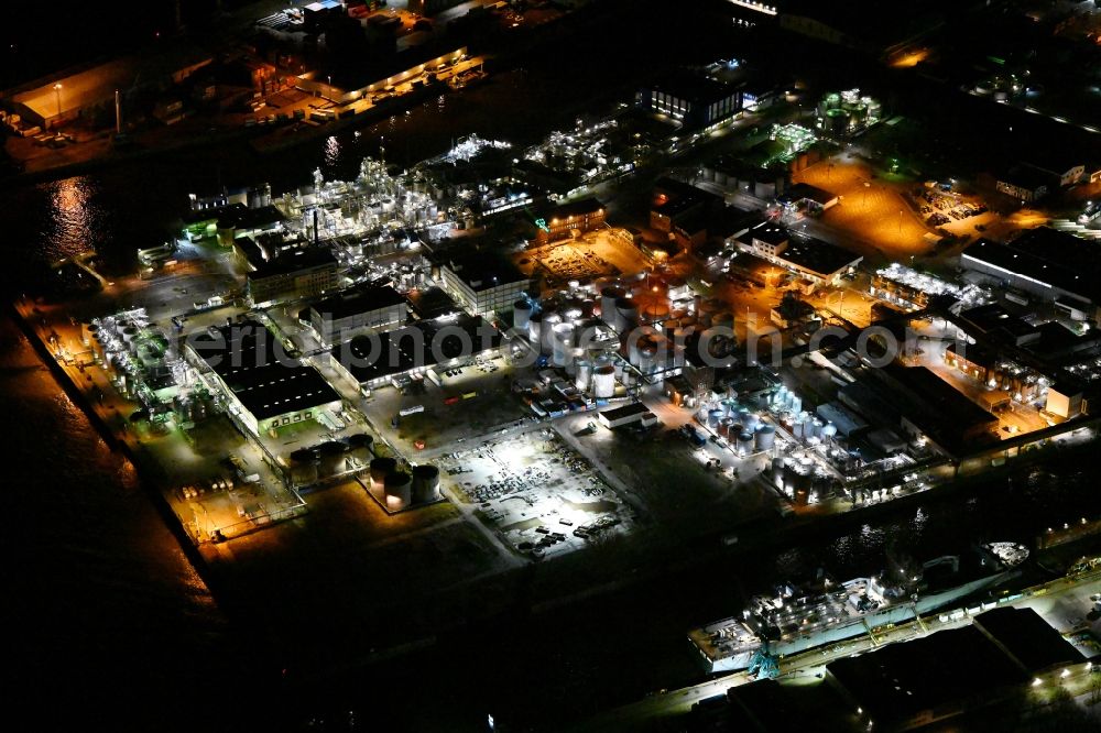 Aerial image at night Hamburg - Night lighting refinery equipment and management systems on the factory premises of the mineral oil manufacturers Grasbrook Lubricants Centre of Shell Deutschland GmbH on Worthdamm in Hamburg, Germany