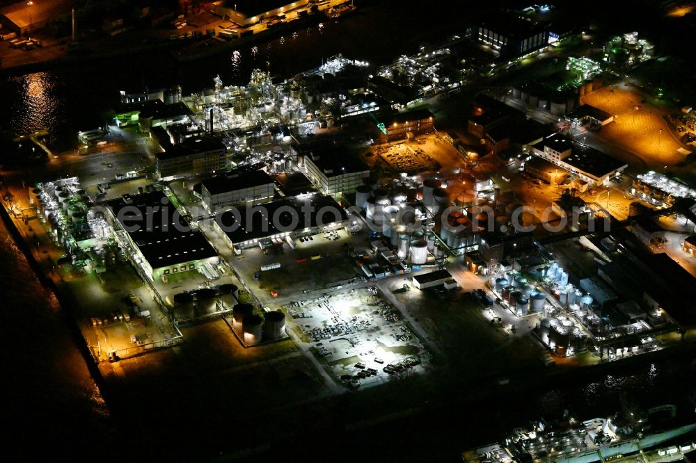 Hamburg at night from above - Night lighting refinery equipment and management systems on the factory premises of the mineral oil manufacturers Grasbrook Lubricants Centre of Shell Deutschland GmbH on Worthdamm in Hamburg, Germany