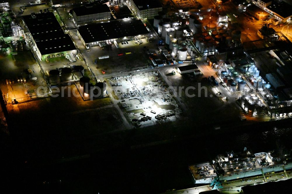 Hamburg at night from the bird perspective: Night lighting refinery equipment and management systems on the factory premises of the mineral oil manufacturers Grasbrook Lubricants Centre of Shell Deutschland GmbH on Worthdamm in Hamburg, Germany