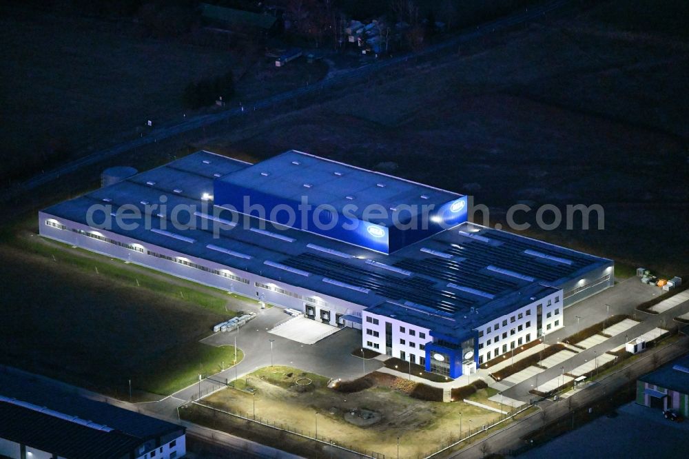 Meiningen at night from the bird perspective: Night lighting building and production halls on the premises of MZA Meyer-Zweiradtechnik GmbH on street Zeppelinstrasse in Meiningen in the state Thuringia, Germany