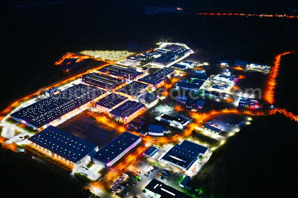 Oranienburg at night from the bird perspective: Night lighting building and production halls on the premises of ORAFOL Europe GmbH on Orafolstrasse in Oranienburg in the state Brandenburg, Germany