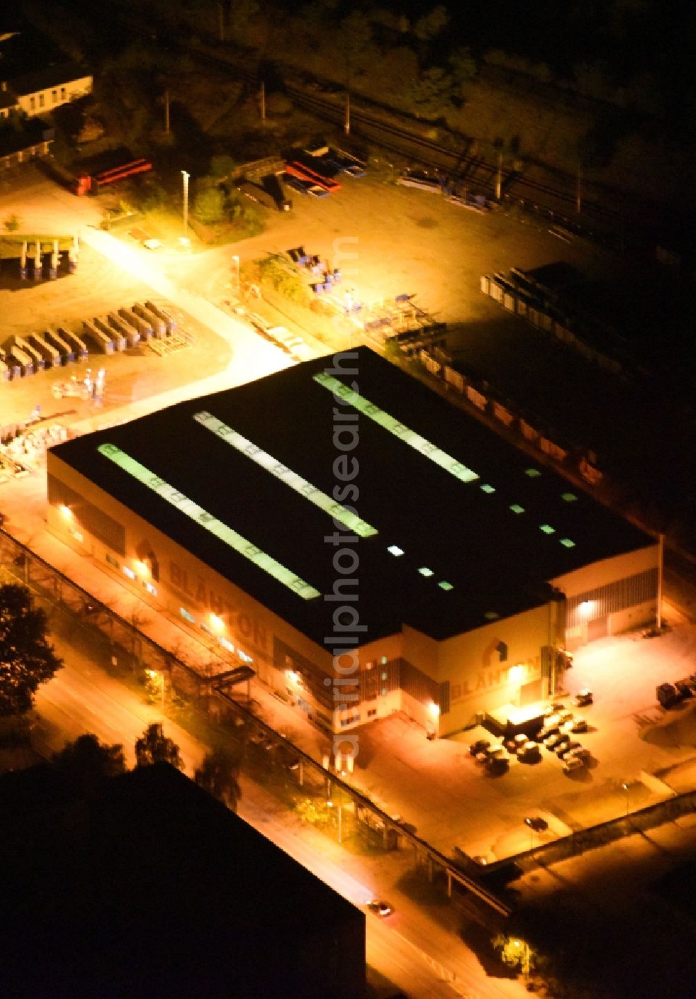 Neubrandenburg at night from above - Night lighting Building and production halls on the premises of Praefa GmbH NL Blaehton Fertigteilwerk on Ihlenfelder Strasse in Neubrandenburg in the state Mecklenburg - Western Pomerania, Germany