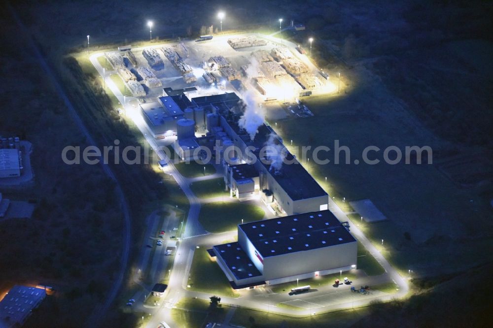 Burg at night from the bird perspective: Night lighting Building and production halls on the premises of Propapier PM1 GmbH Lindenallee in Burg in the state Saxony-Anhalt