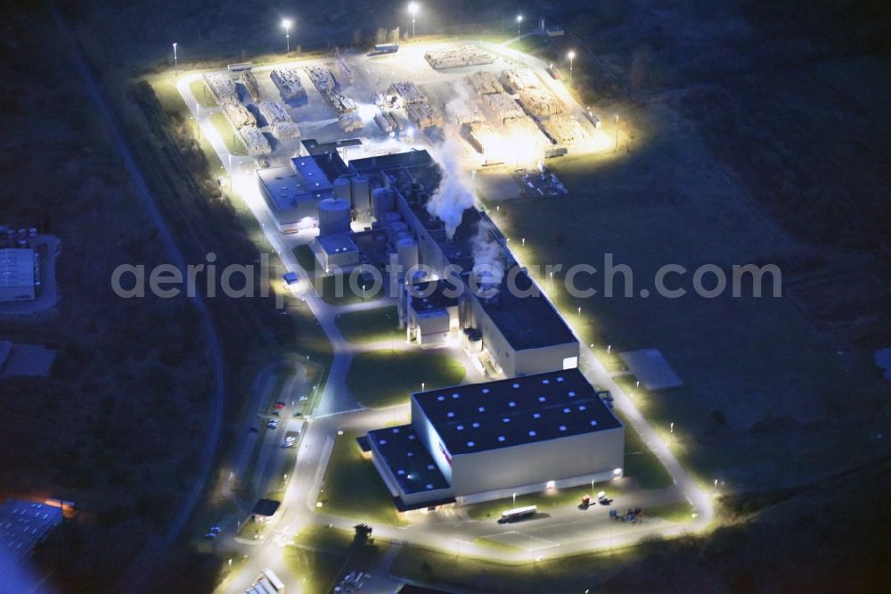 Aerial photograph at night Burg - Night lighting Building and production halls on the premises of Propapier PM1 GmbH Lindenallee in Burg in the state Saxony-Anhalt