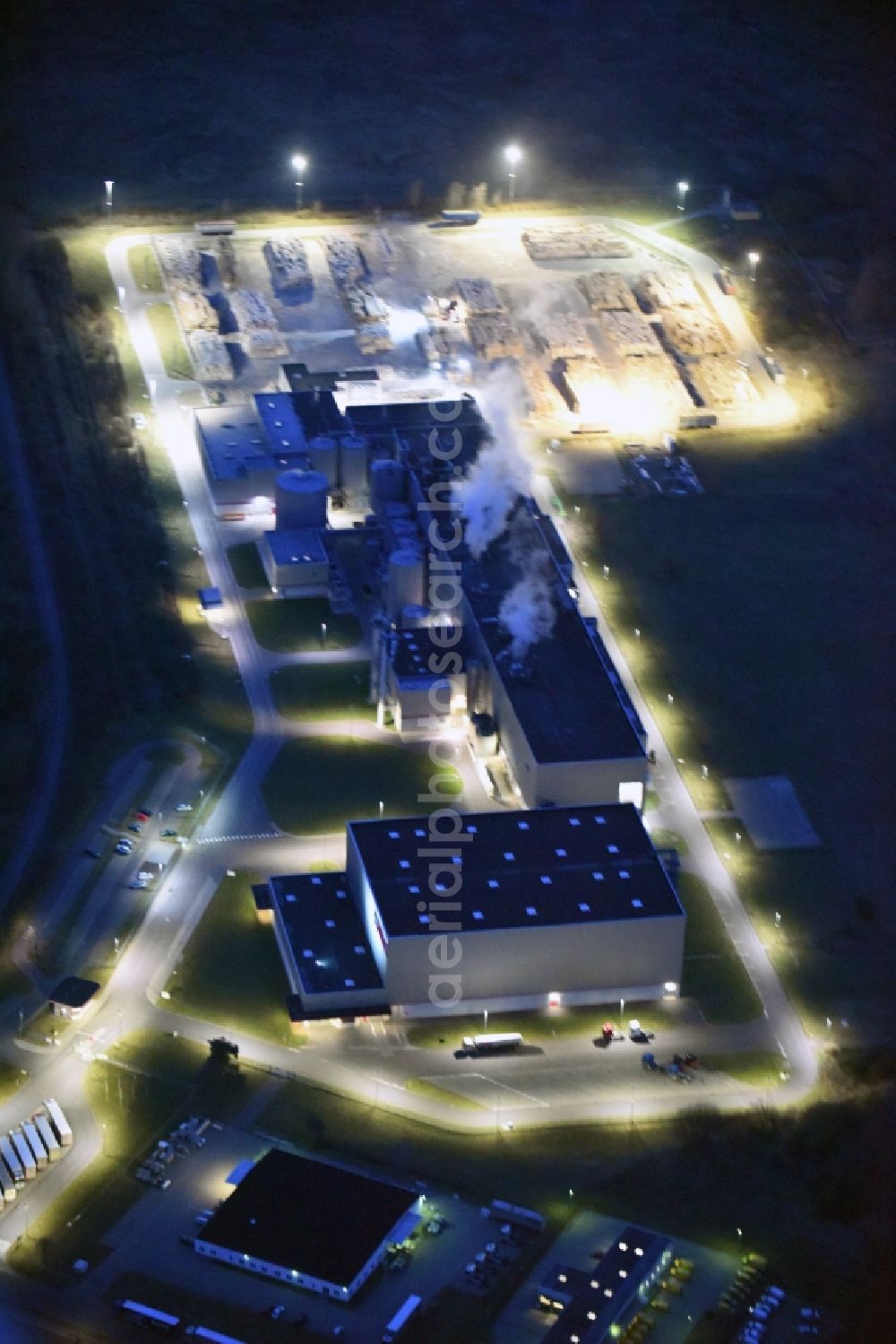 Aerial image at night Burg - Night lighting Building and production halls on the premises of Propapier PM1 GmbH Lindenallee in Burg in the state Saxony-Anhalt