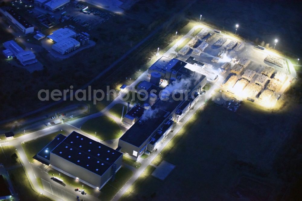 Burg at night from the bird perspective: Night lighting Building and production halls on the premises of Propapier PM1 GmbH Lindenallee in Burg in the state Saxony-Anhalt