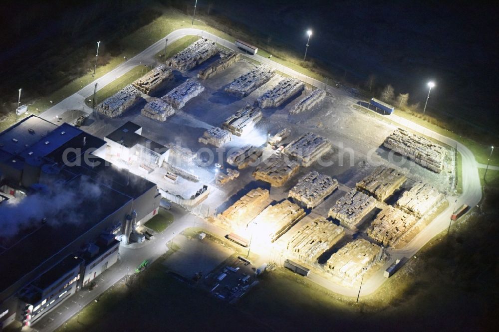 Aerial photograph at night Burg - Night lighting Building and production halls on the premises of Propapier PM1 GmbH Lindenallee in Burg in the state Saxony-Anhalt